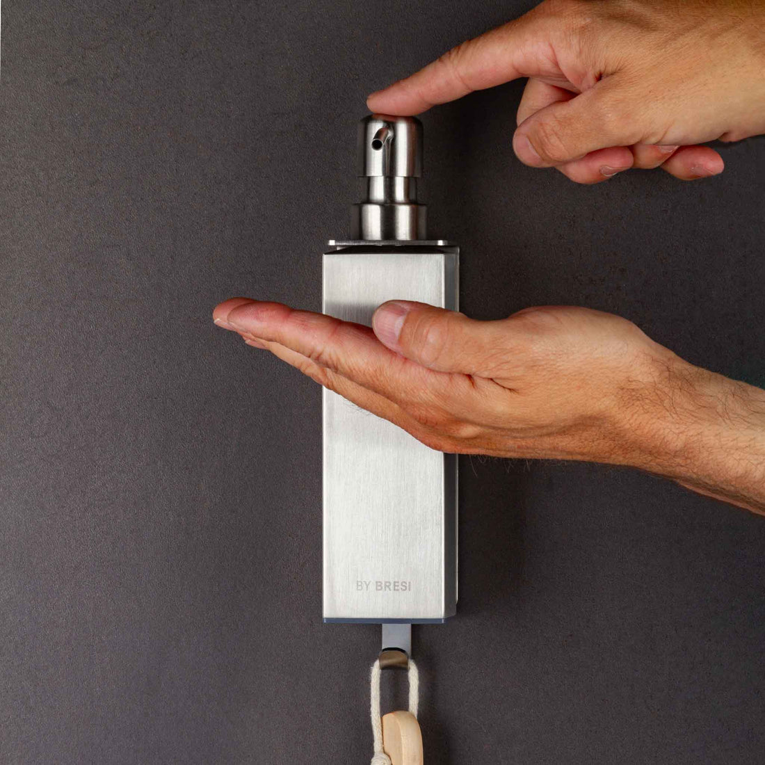 Zeepdispenser 1 reservoir - Geborsteld RVS - Zwarte tegel