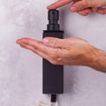 Zeepdispenser 1 reservoir - Matzwart - Handen