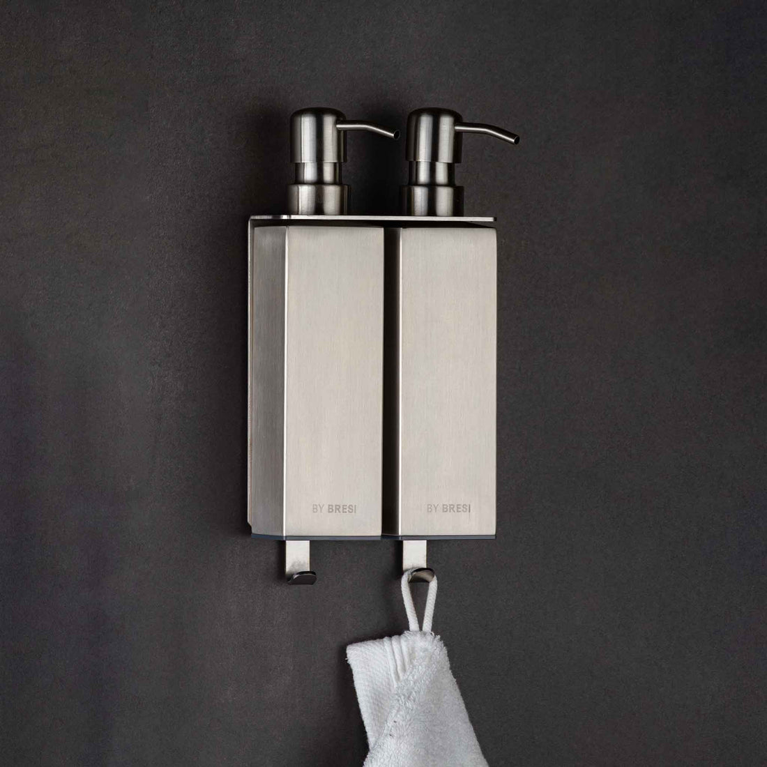 Zeepdispenser 2 reservoirs - Geborsteld RVS - Zwarte tegel - Witte washand - wandmontage