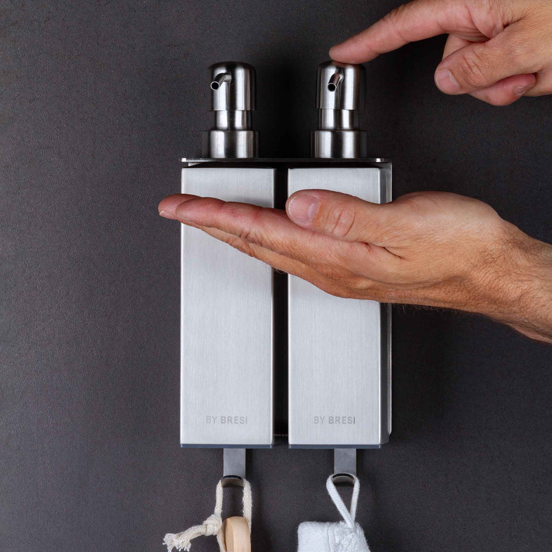 Zeepdispenser 2 reservoirs - Geborsteld RVS - Zwarte tegel - Witte washand - wandmontage