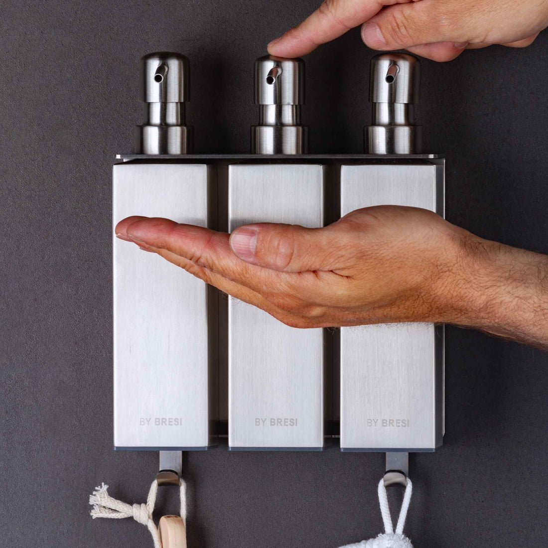 Zeepdispenser 3 reservoirs - Geborsteld RVS - Zwarte tegel - Witte washand