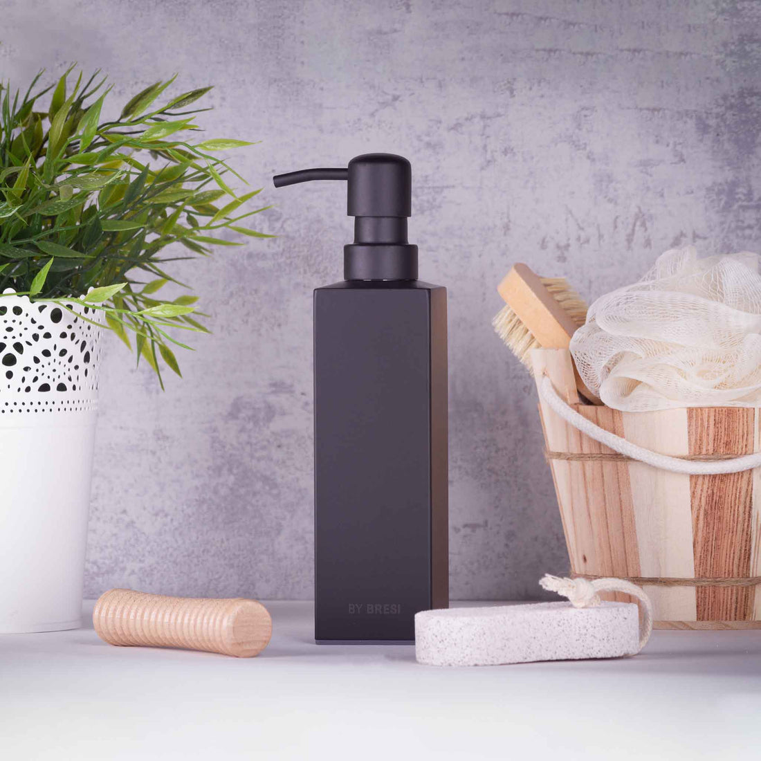 Staande zeepdispenser - Matzwart - Stijlvolle achtergrond