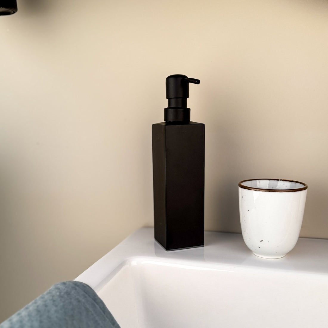 Staande zeepdispenser - Matzwart - Stijlvolle achtergrond
