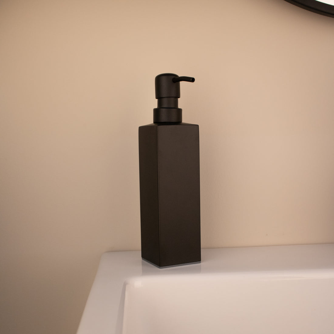 Staande zeepdispenser - Geborsteld RVS - Stijlvolle achtergrond